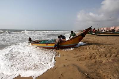 TN fishermen rescue 2 stranded SL fishermen