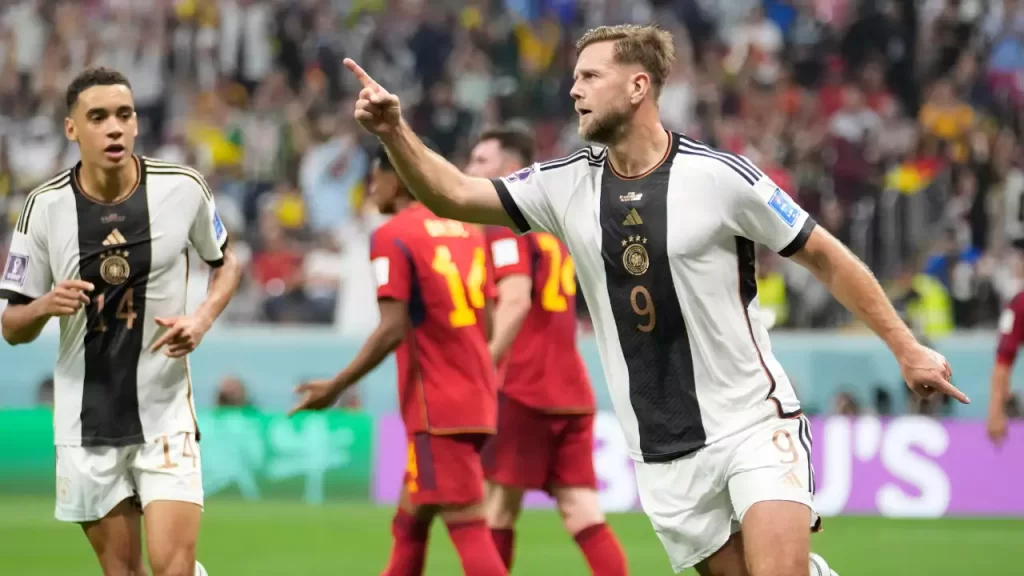 Germany strike late to draw with Spain, keep qualifying hopes alive