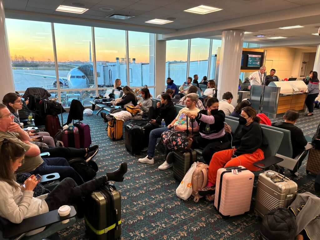 US says flight personnel alert system hit, 400 flights delayed