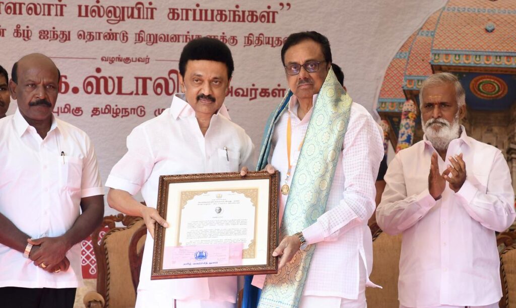 CM presents awards to scholars