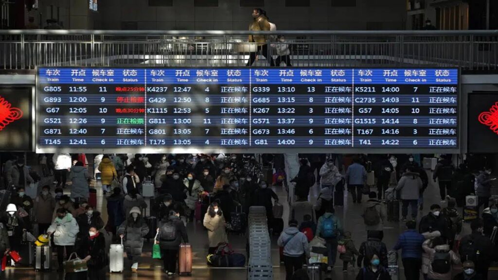 China announces first population decline in recent years