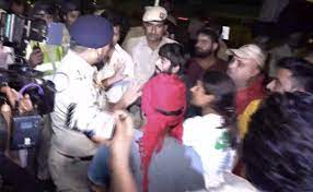 'Scuffle' between protesting wrestlers and police personnel - News ...