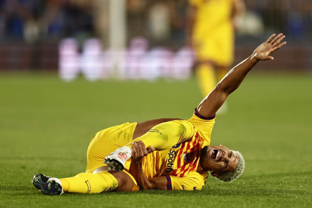 Hamstring injury sidelines Barcelona defender Araujo