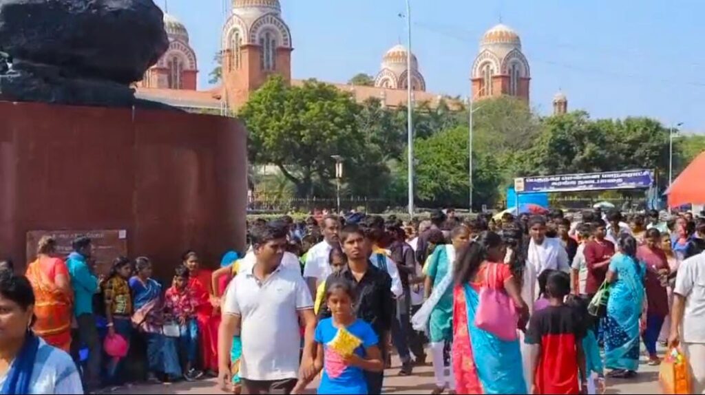 Human sea at Marina