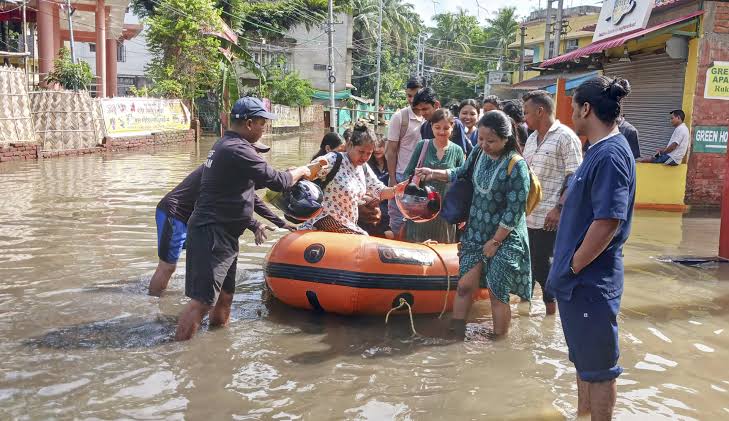 Over 3.9 lakh continue to reel under flood in Assam