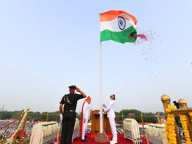 Modi hoists national flag at Red Fort