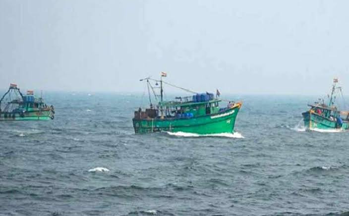 Lankan Navy chases away Rameswaram fishermen at gunpoint in mid-sea