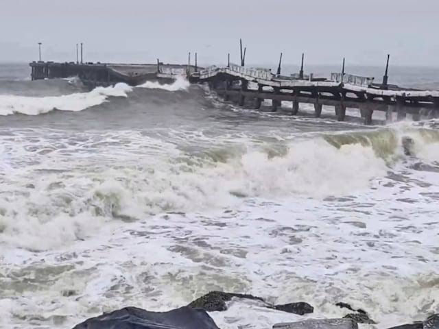 Heavy winds in coastal districts ahead of cyclone Fengal crossing TN-Puducherry Coast today