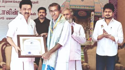 Stalin presents awards to 10 scholars on Thiruvalluvar Day