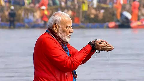 Modi takes holy dip at Sangam