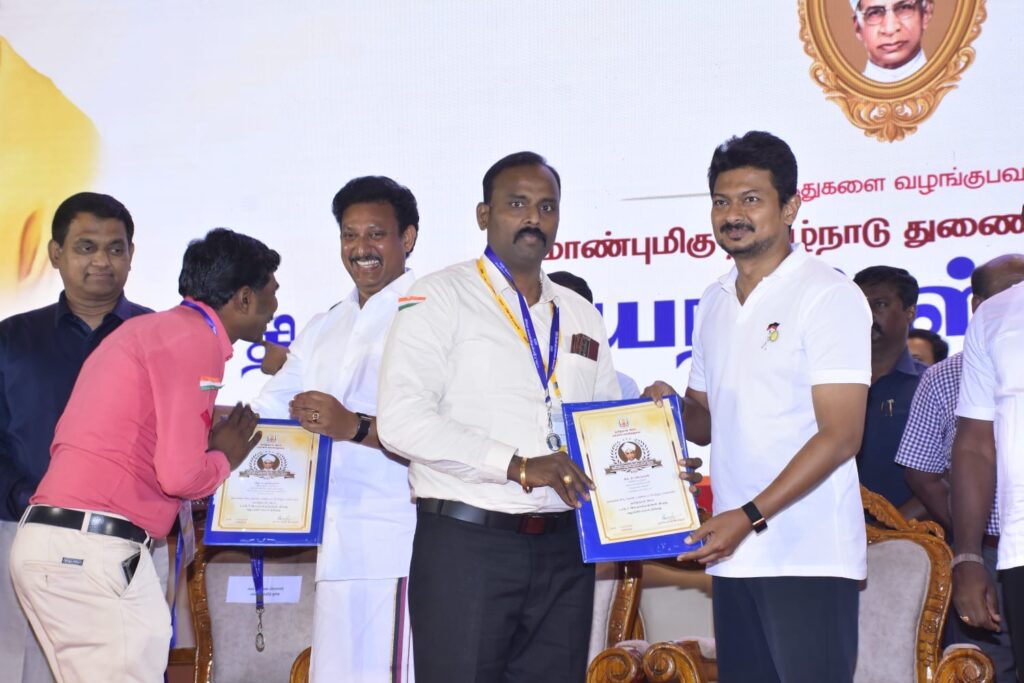 Pallavaram teacher wins State best teacher award