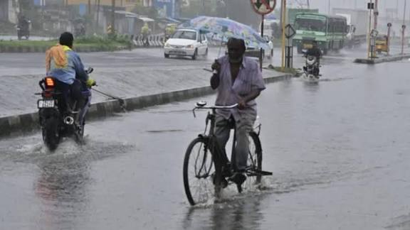 Heavy rain with thunder in Chennai and suburbs