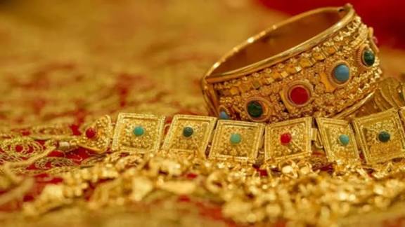 Gold prices dip marginally in Chennai