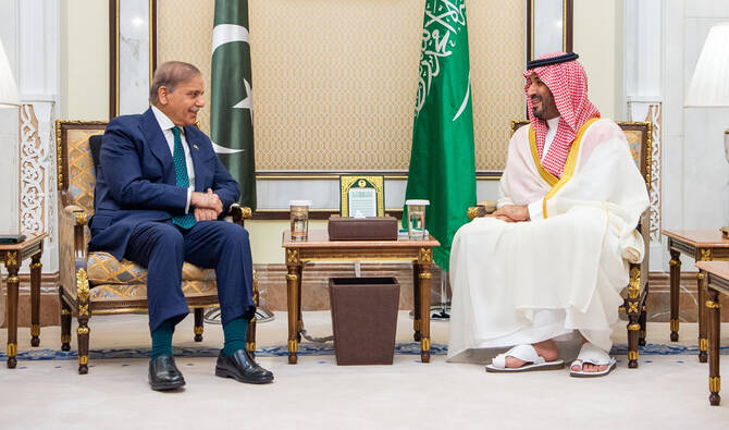 Pak PM visits Saudi, Discusses  security situation in Gulf 