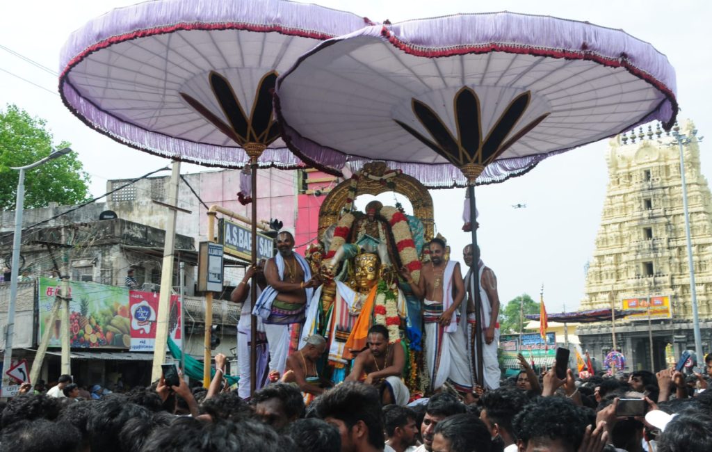Divine Fervour Marks Garuda Sevai at Kanchipuram’s Varadaraja Perumal Temple