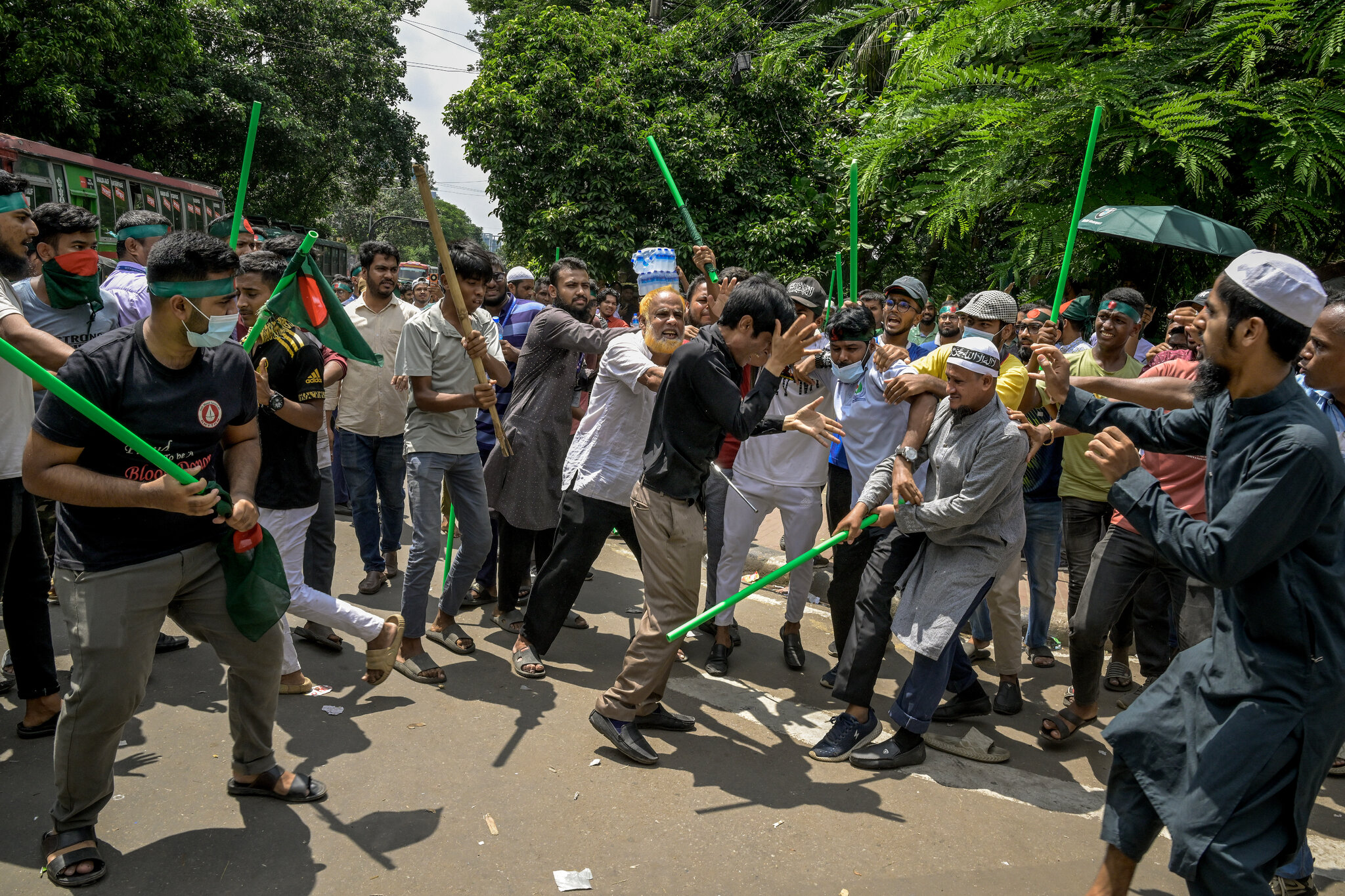 Bangladesh mob violence leaves 32 dead