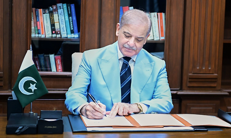 Mediator Pak signs US-Iran peace memorandum