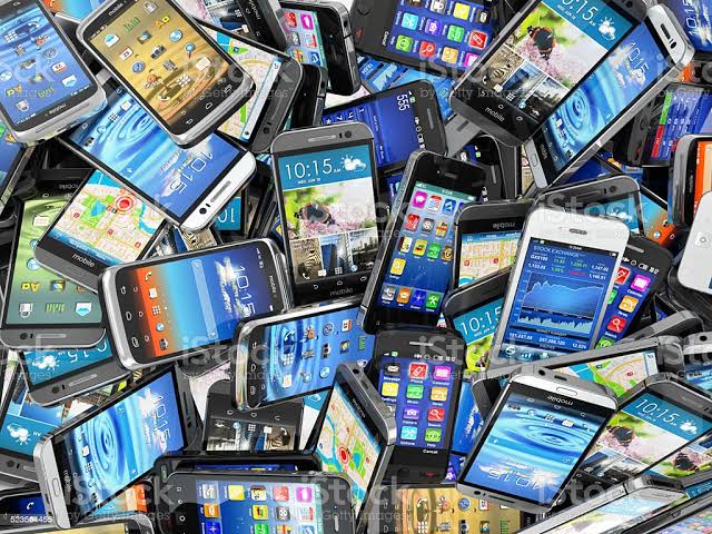 Global smartphone sales fall below 100 mn units again