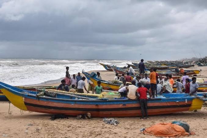 Lankan Navy arrests 12 Indian fishermen