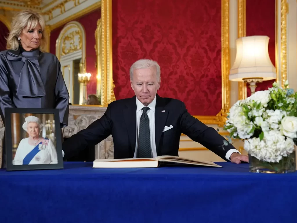 Biden pays respects to Queen Elizabeth before funeral