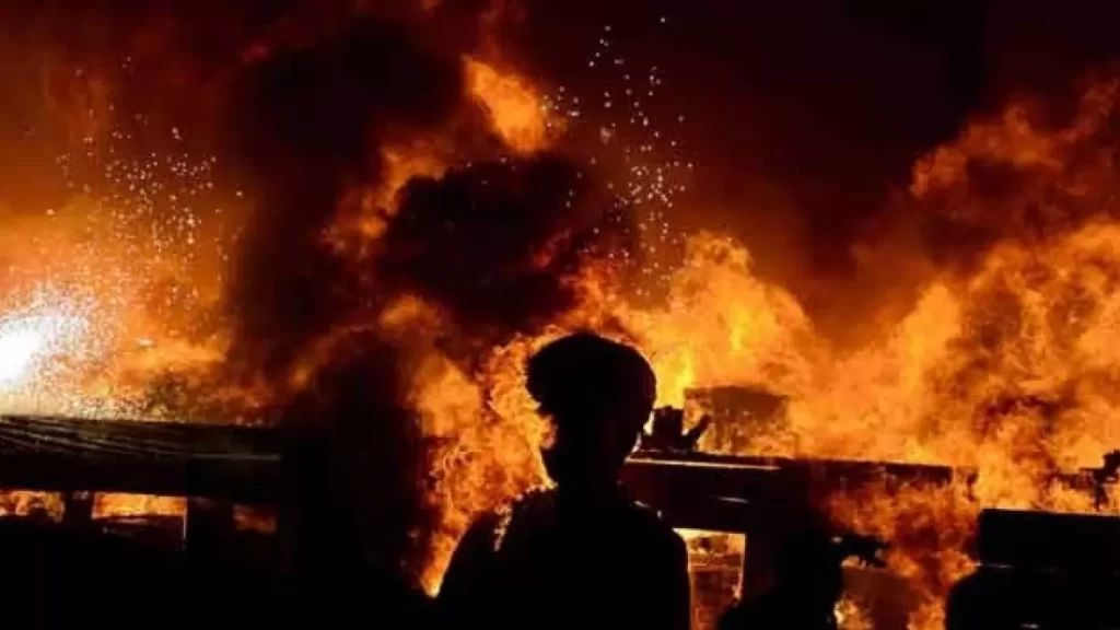 Massive fire breaks out at mall in Moscow region