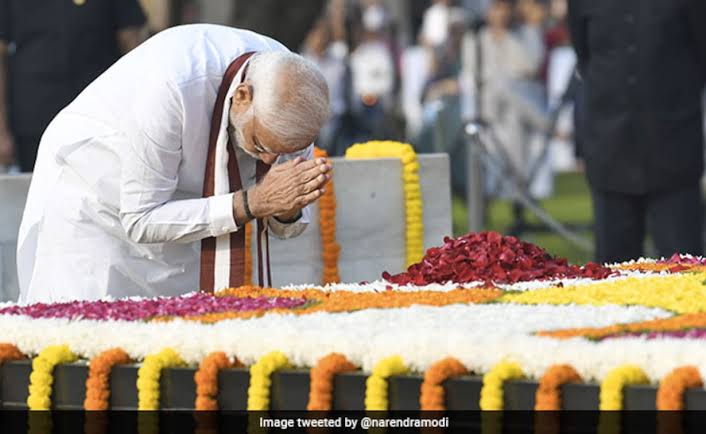Modi pays tribute to Mahatma Gandhi at Rajghat