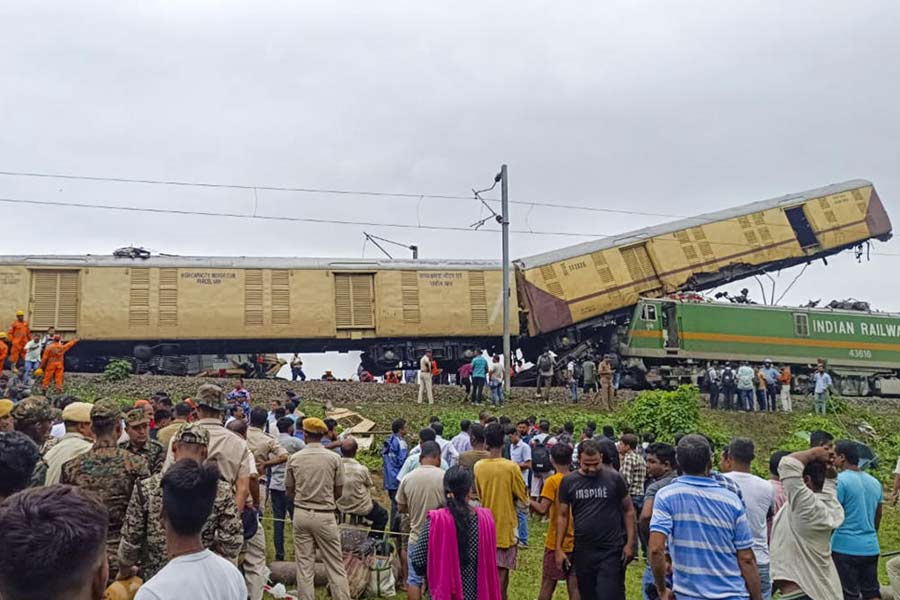 15 dead, 60 injured in train mishap
