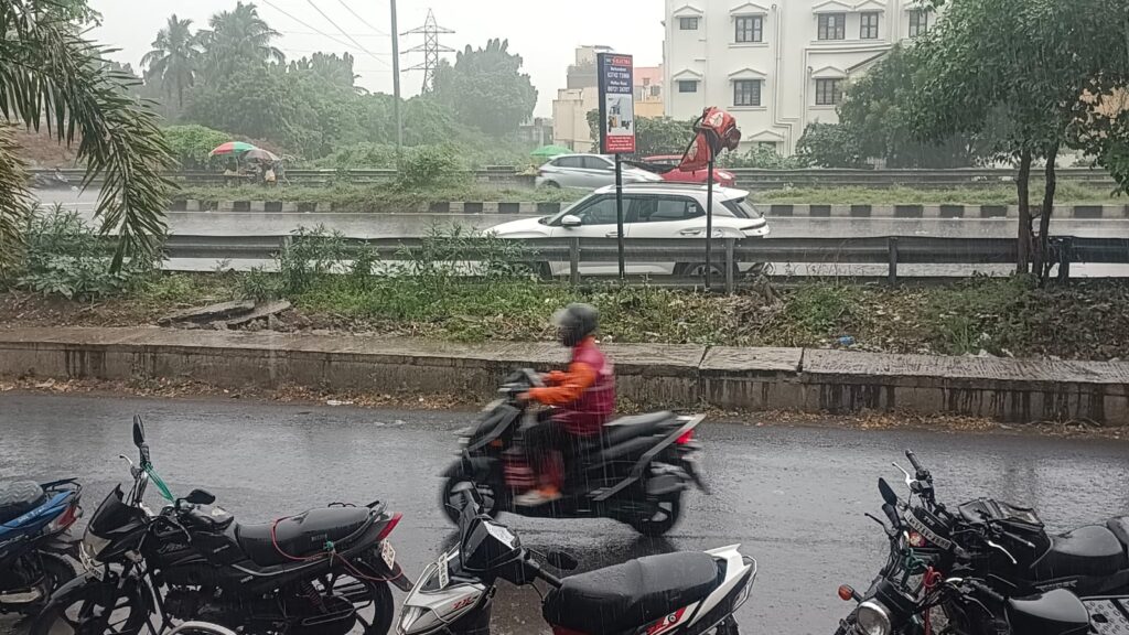 Heavy rains lash Chennai and suburbs