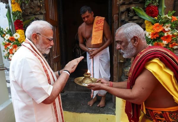 PM Modi Offers Prayers at Ramanathaswamy Temple in Rameswaram