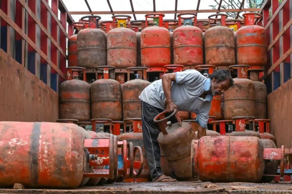Commercial LPG prices hiked by Rs 993 amid global energy crisis