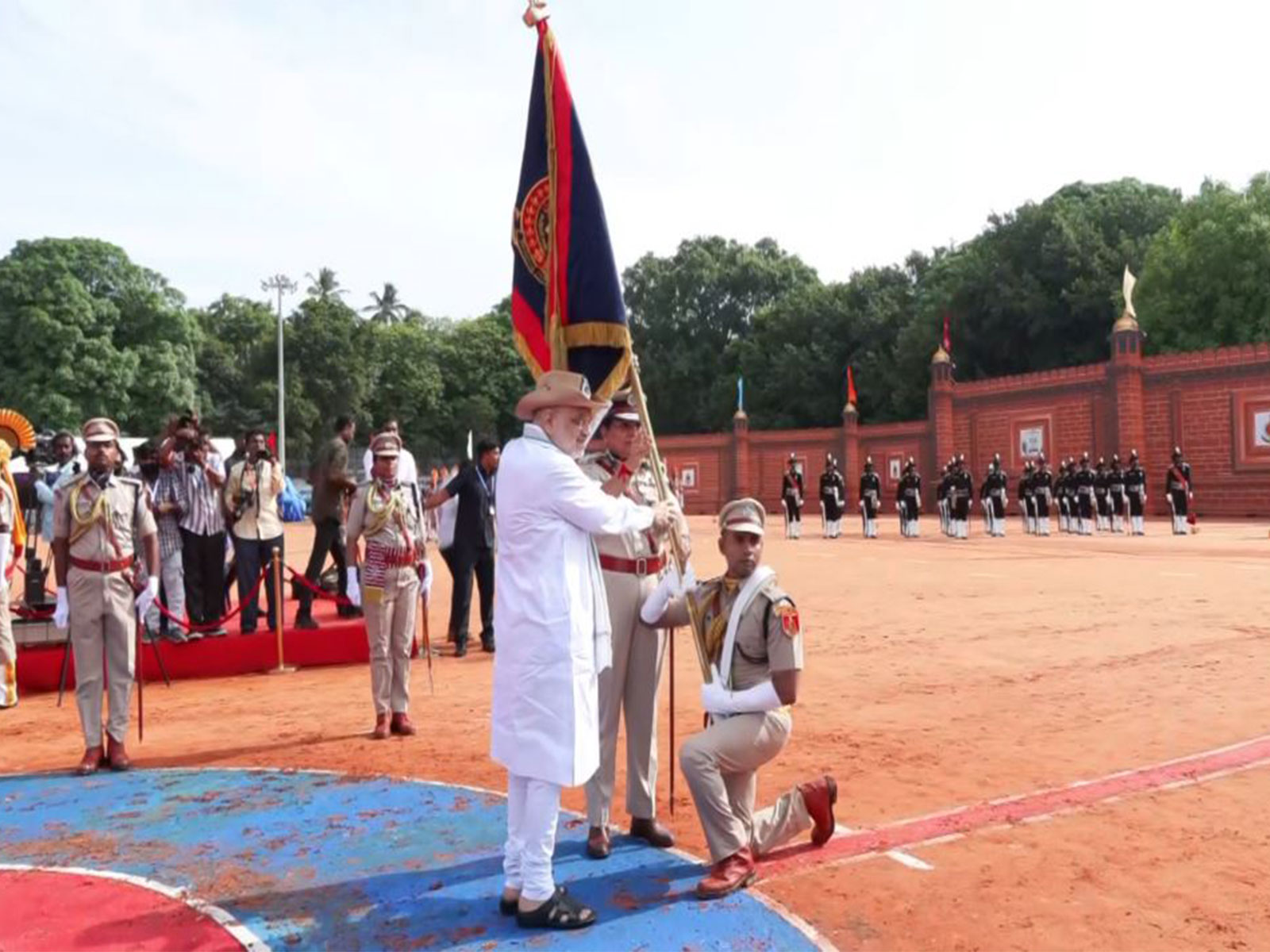Amit Shah presents Prez’s colours to Pondy police