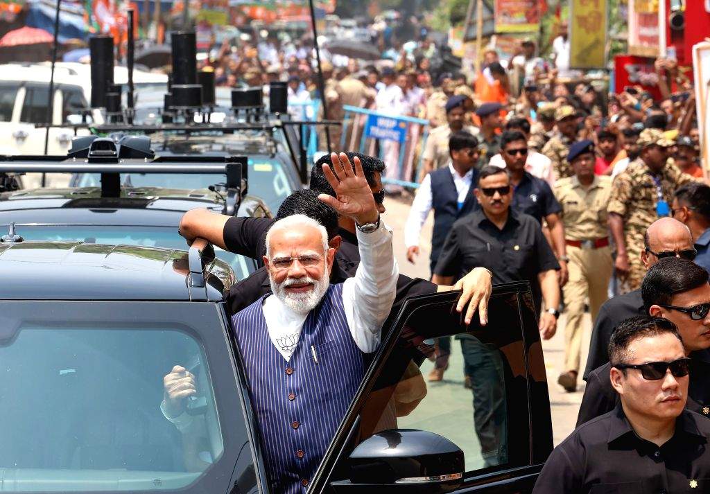 PM Modi’s Chennai Roadshow Draws Enthusiastic Welcome; CM Vijay Follows in Convoy