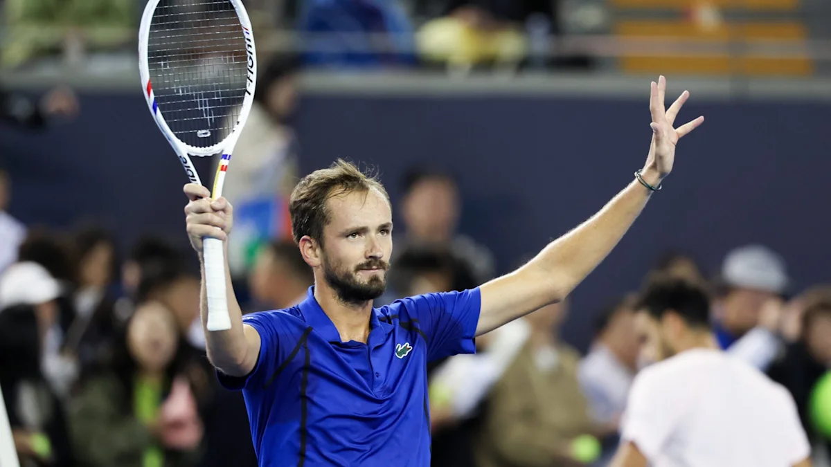 China Open:Medvedev disqualified after spectator hit by ball 