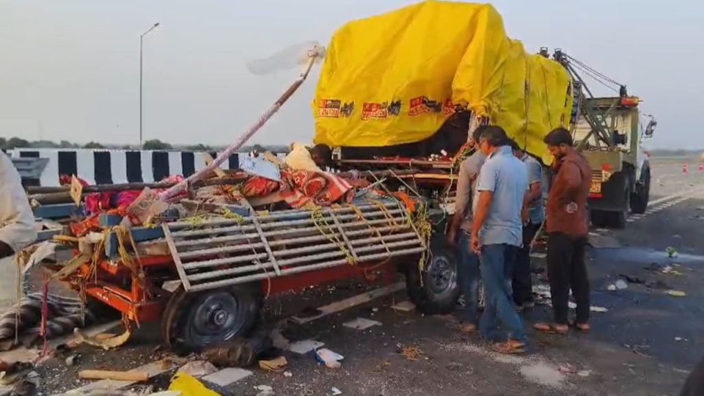 7 killed, 19 injured as truck rams tempo in Maharashtra