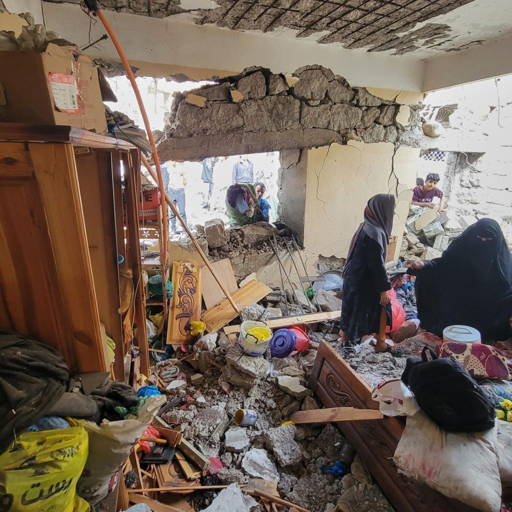 Houthis attack besieged Yemeni city