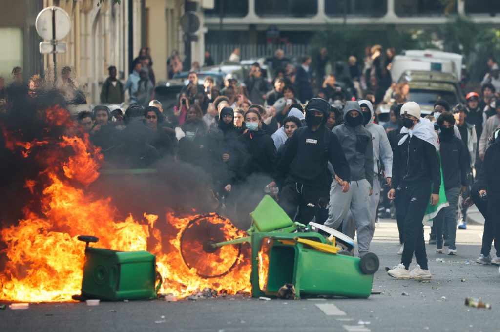 Student protests add to pressure on French govt